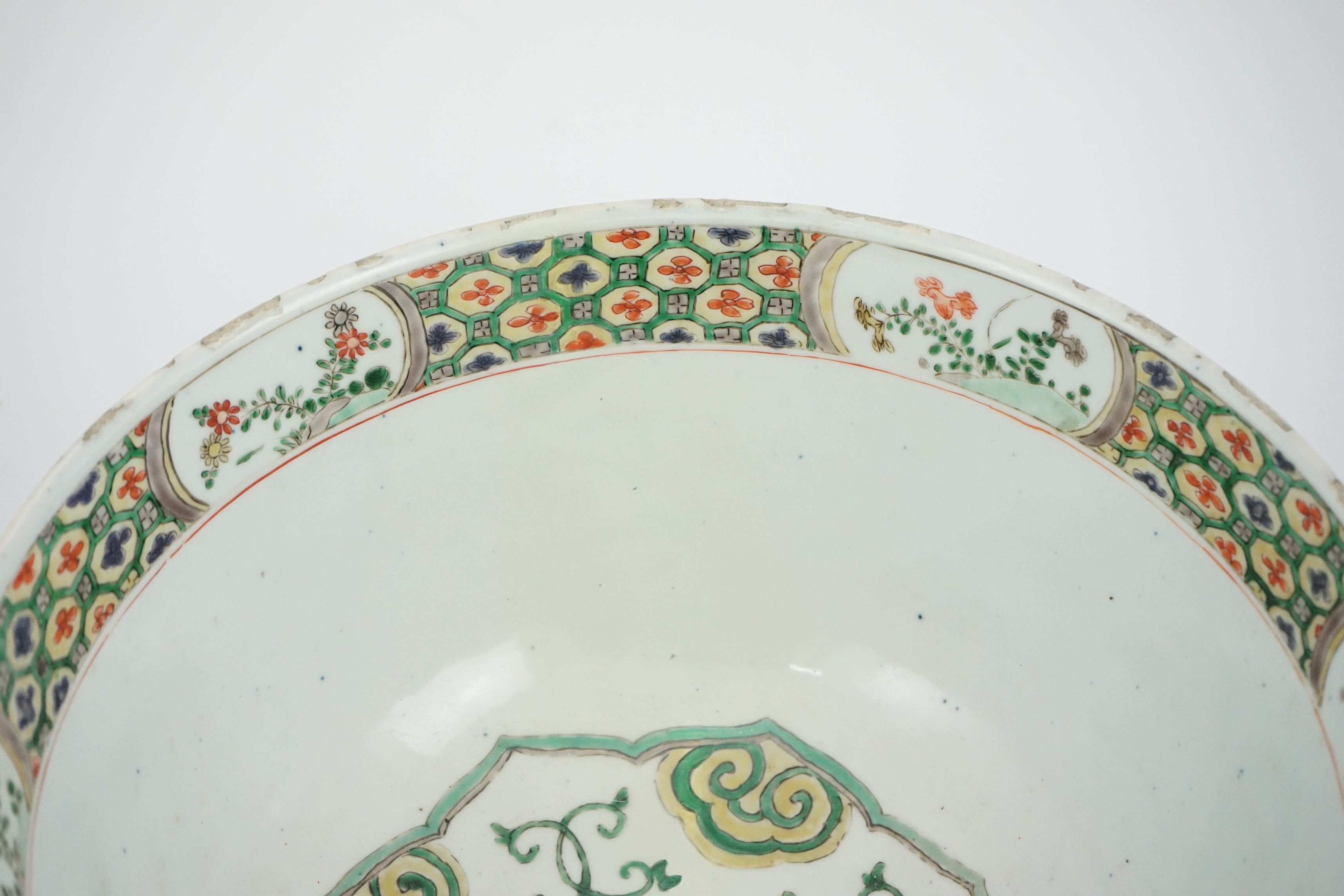 A large Chinese famille verte bowl, Kangxi period (1662-1722)